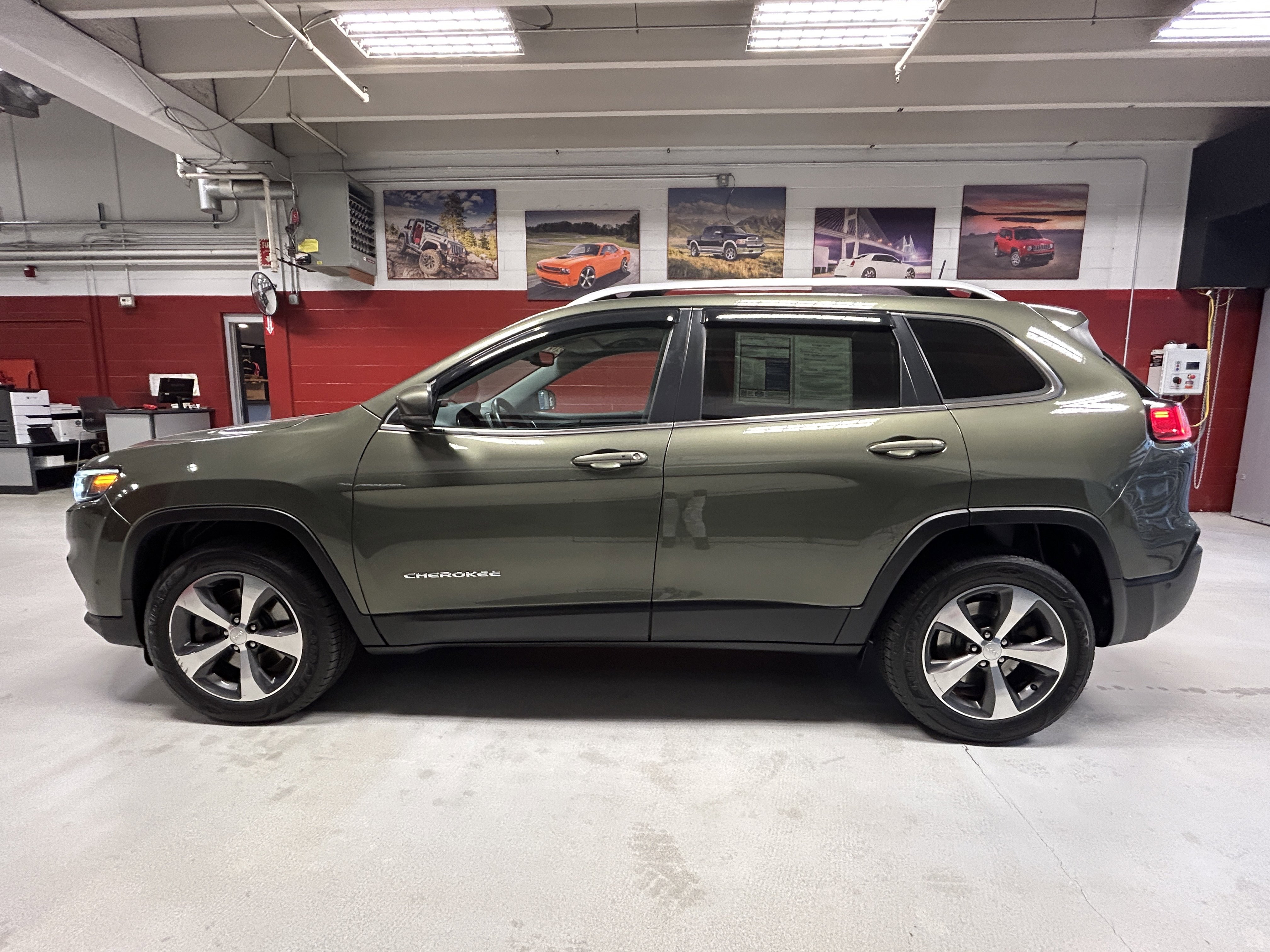 Used 2019 Jeep Cherokee Limited w/ Luxury Group image 2