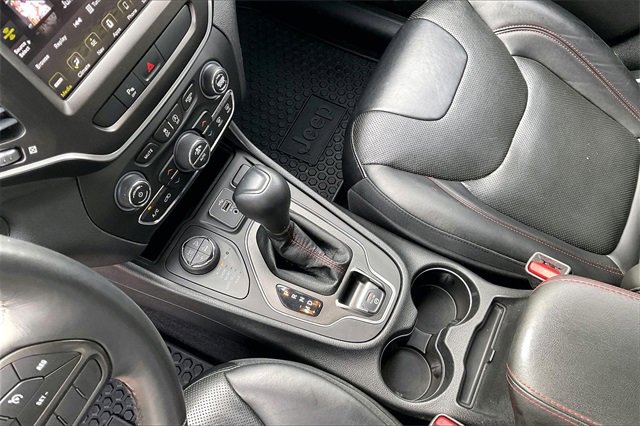 Used 2019 Jeep Cherokee Trailhawk image 13