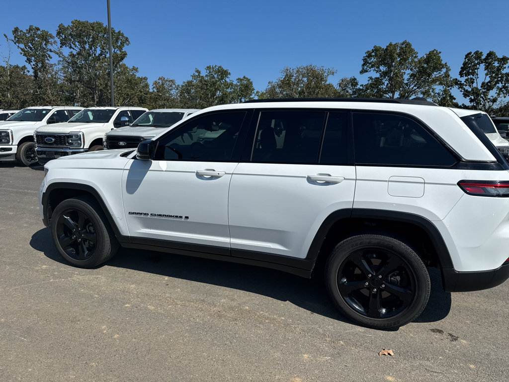 Used 2023 Jeep Grand Cherokee Altitude RWD image 8