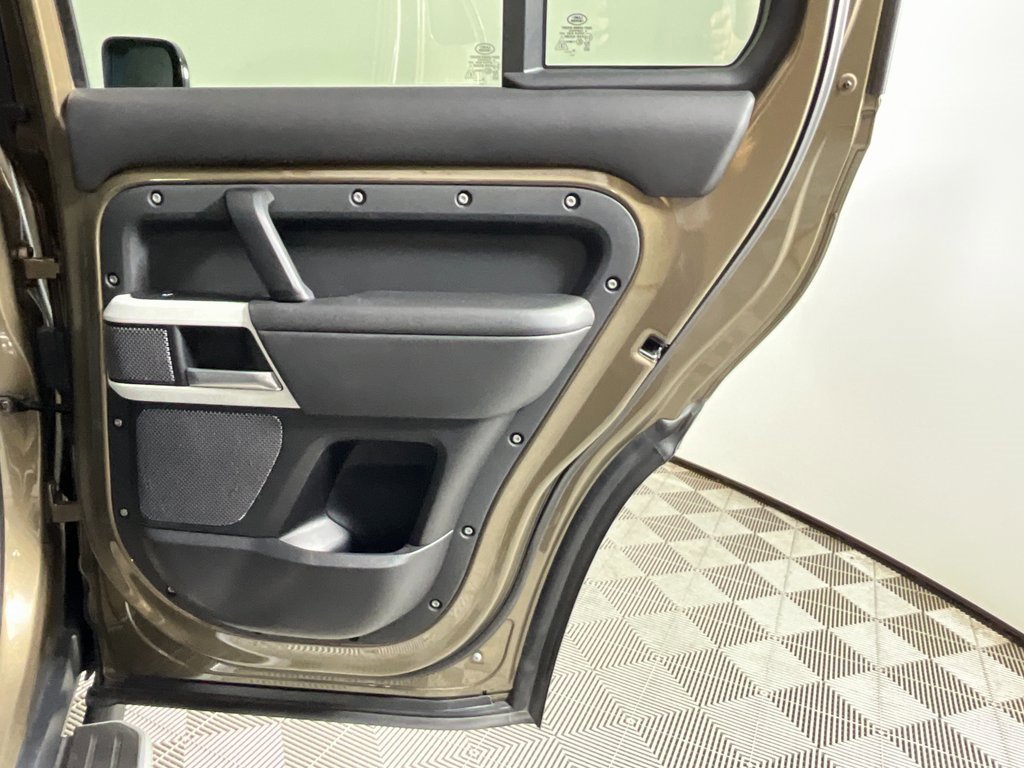 Used 2020 Land Rover Defender 110 HSE image 24