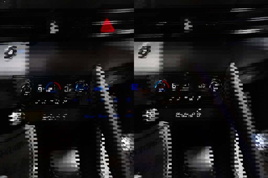 Used 2025 Hyundai Elantra Sport image 27