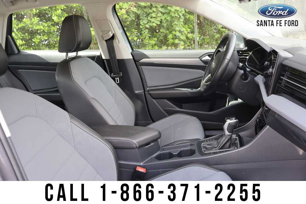 Used 2025 Volkswagen Jetta SE FWD image 23