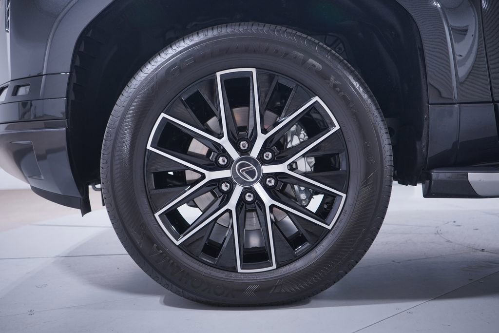 Used 2026 Lexus GX 550 w/ Accessory Package (2T) AWD/4WD image 2