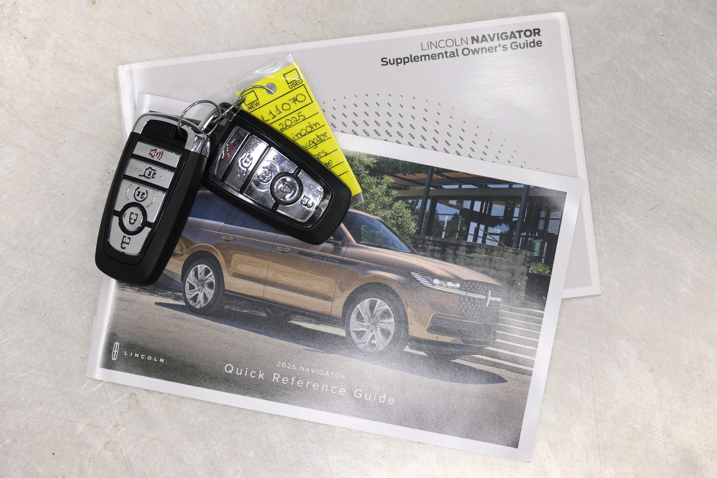 Used 2025 Lincoln Navigator Reserve AWD/4WD image 6