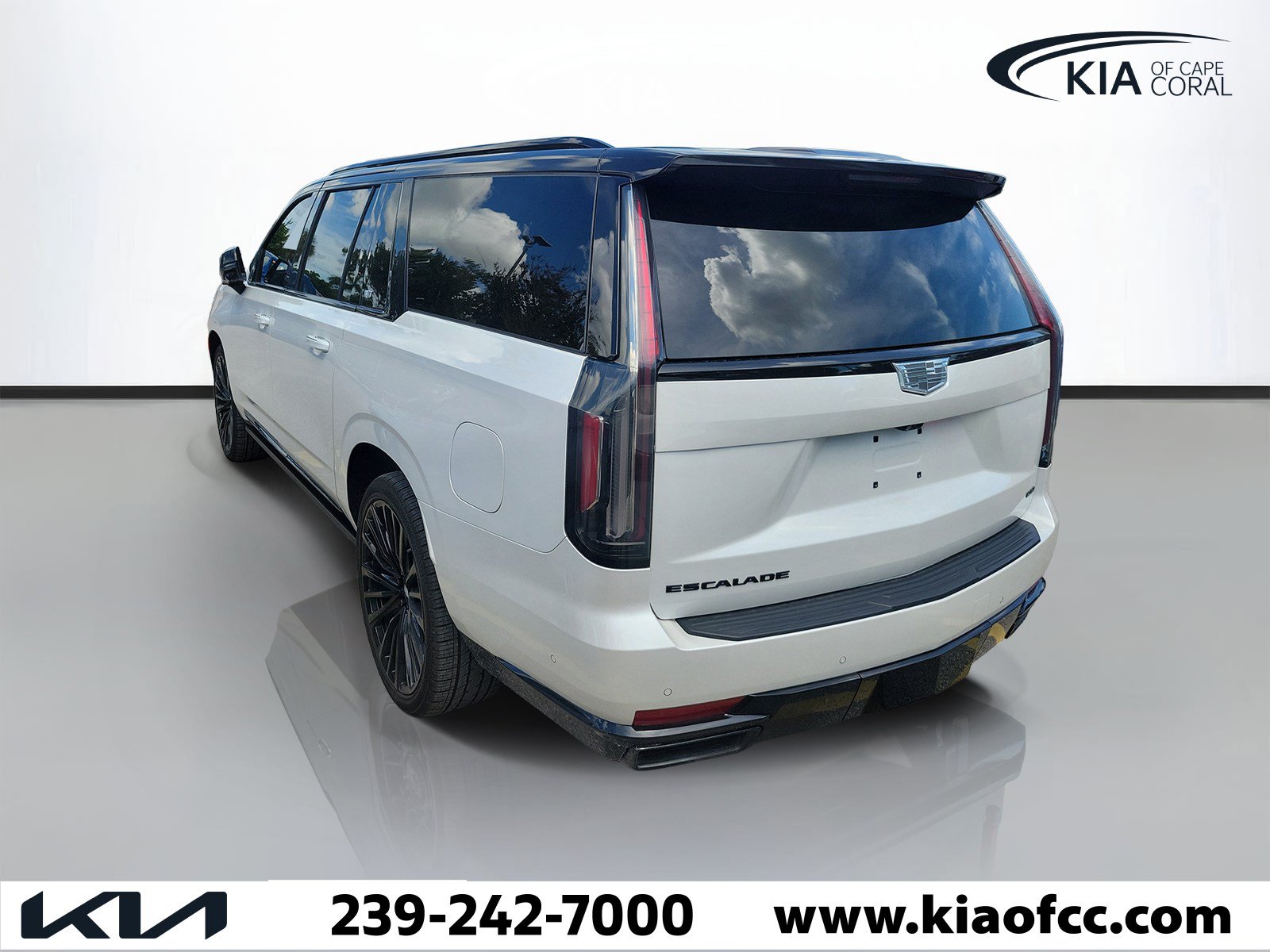 Used 2024 Cadillac Escalade ESV Sport Platinum w/ LPO, ONYX Package AWD/4WD image 4