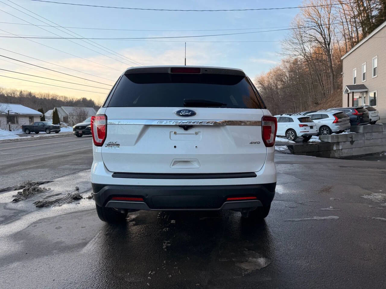 Used 2019 Ford Explorer XLT w/ Equipment Group 202A image 6
