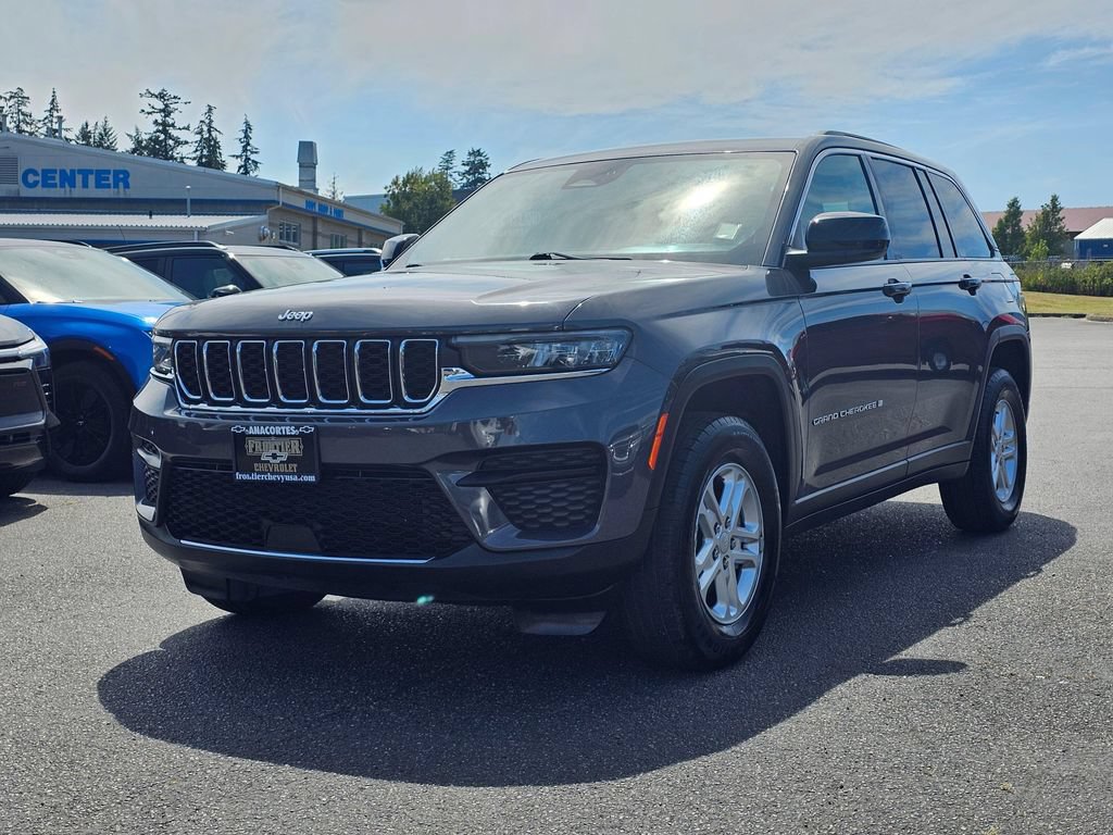 Used 2024 Jeep Grand Cherokee Laredo AWD/4WD image 7