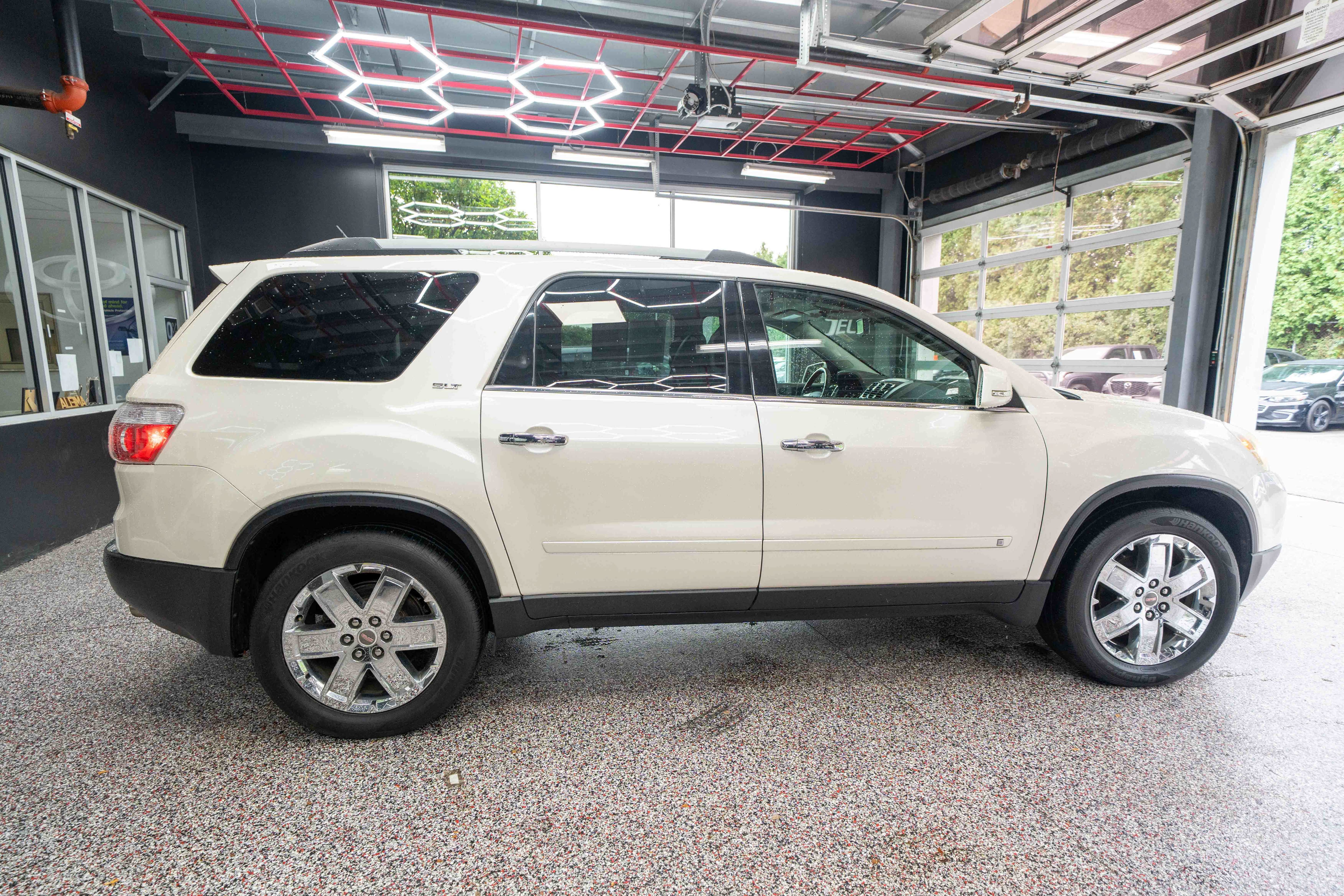 Used 2010 GMC Acadia SLT FWD image 4