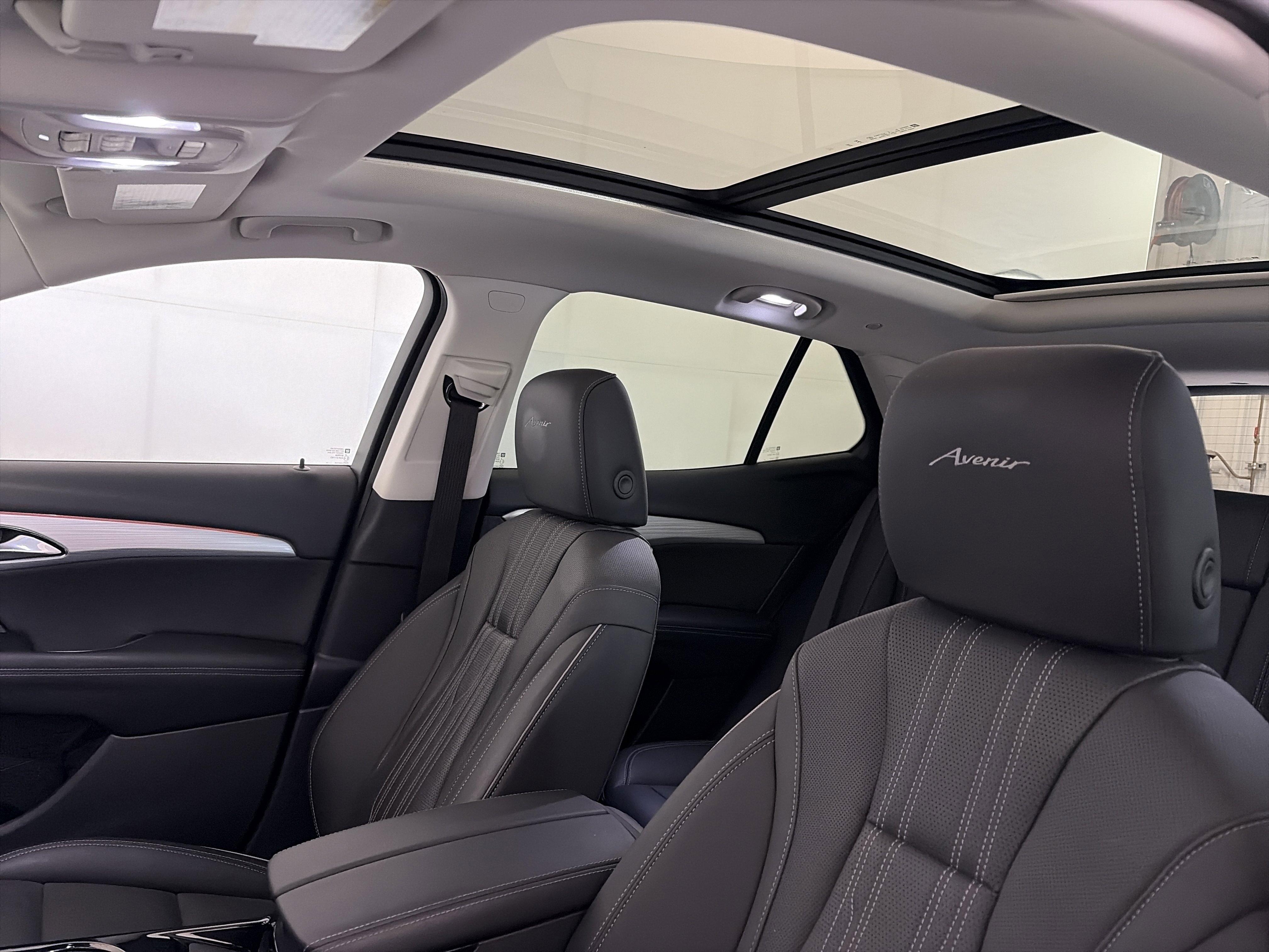 Used 2024 Buick Envision Avenir image 33