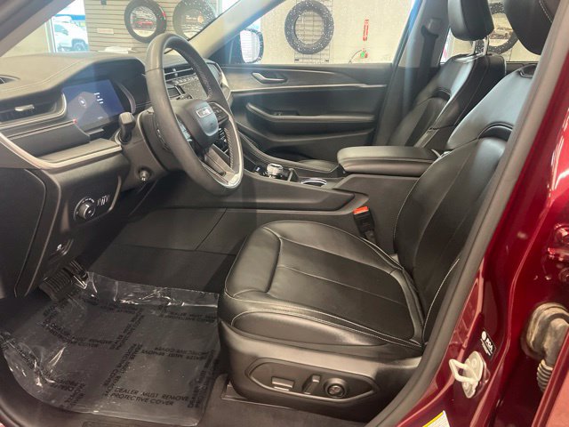 Used 2023 Jeep Grand Cherokee Limited w/ Luxury Tech Group II AWD/4WD image 19