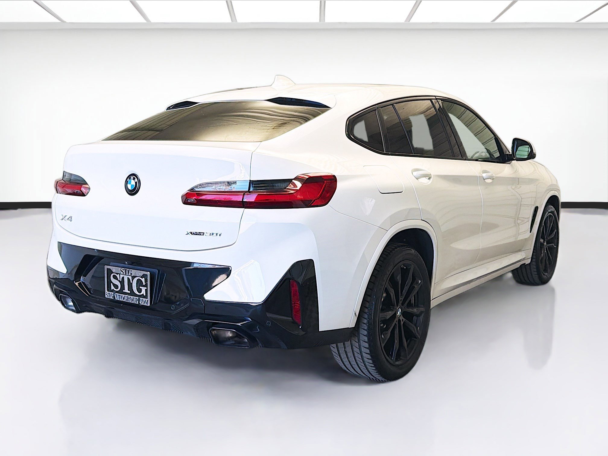 Used 2025 BMW X4 xDrive30i w/ Premium Package image 4