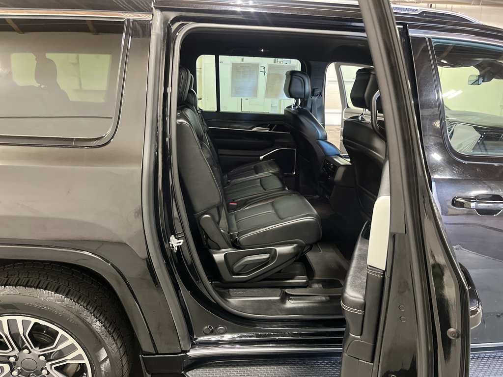Used 2023 Jeep Wagoneer L Series II AWD/4WD image 18