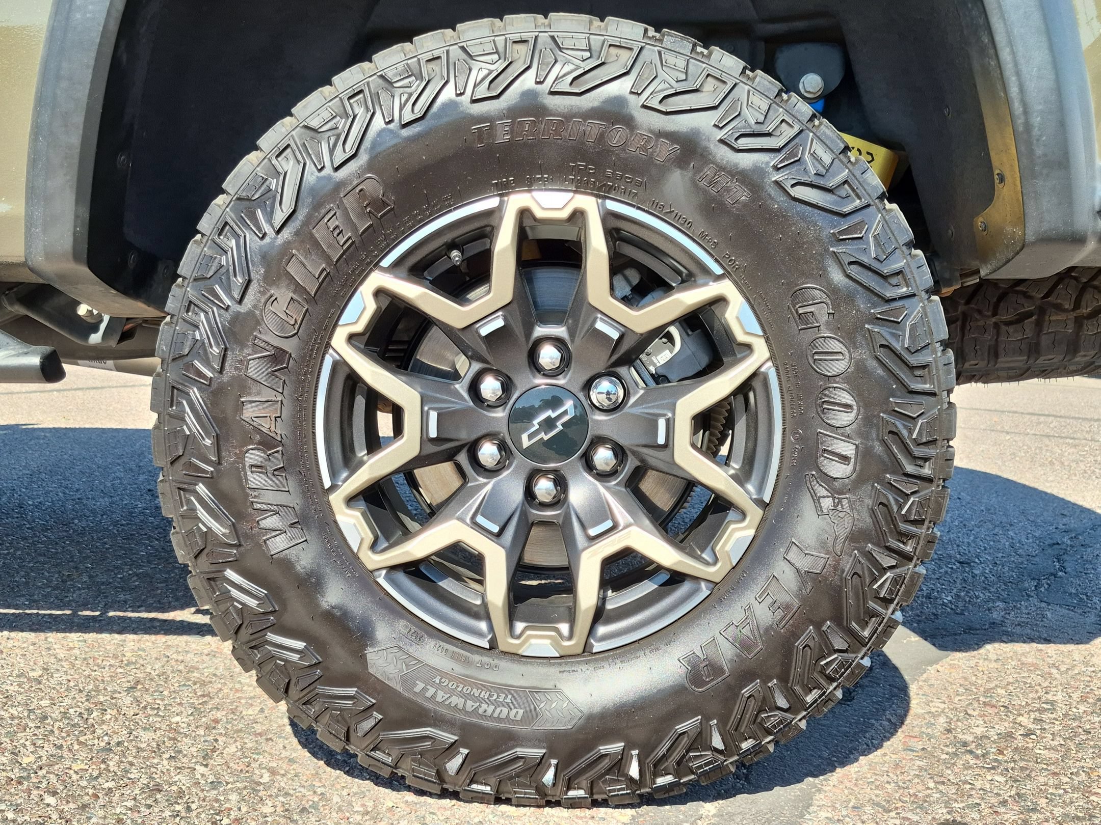 Used 2024 Chevrolet Colorado ZR2 w/ Technology Package AWD/4WD image 9