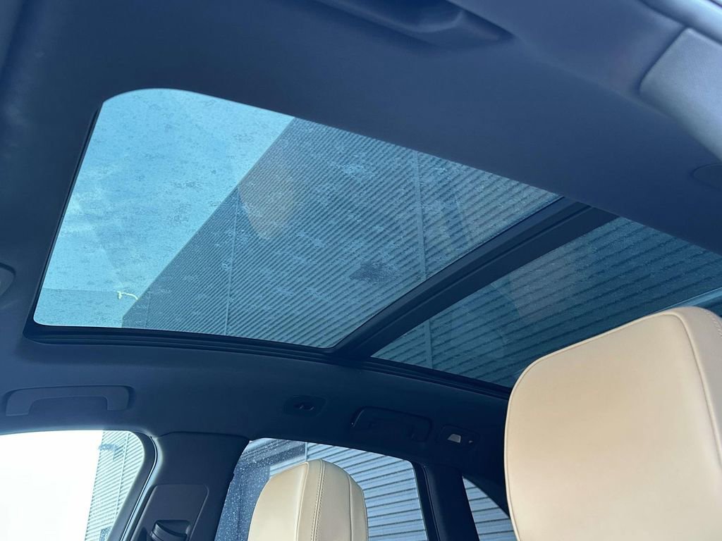 Certified 2025 Porsche Macan image 18