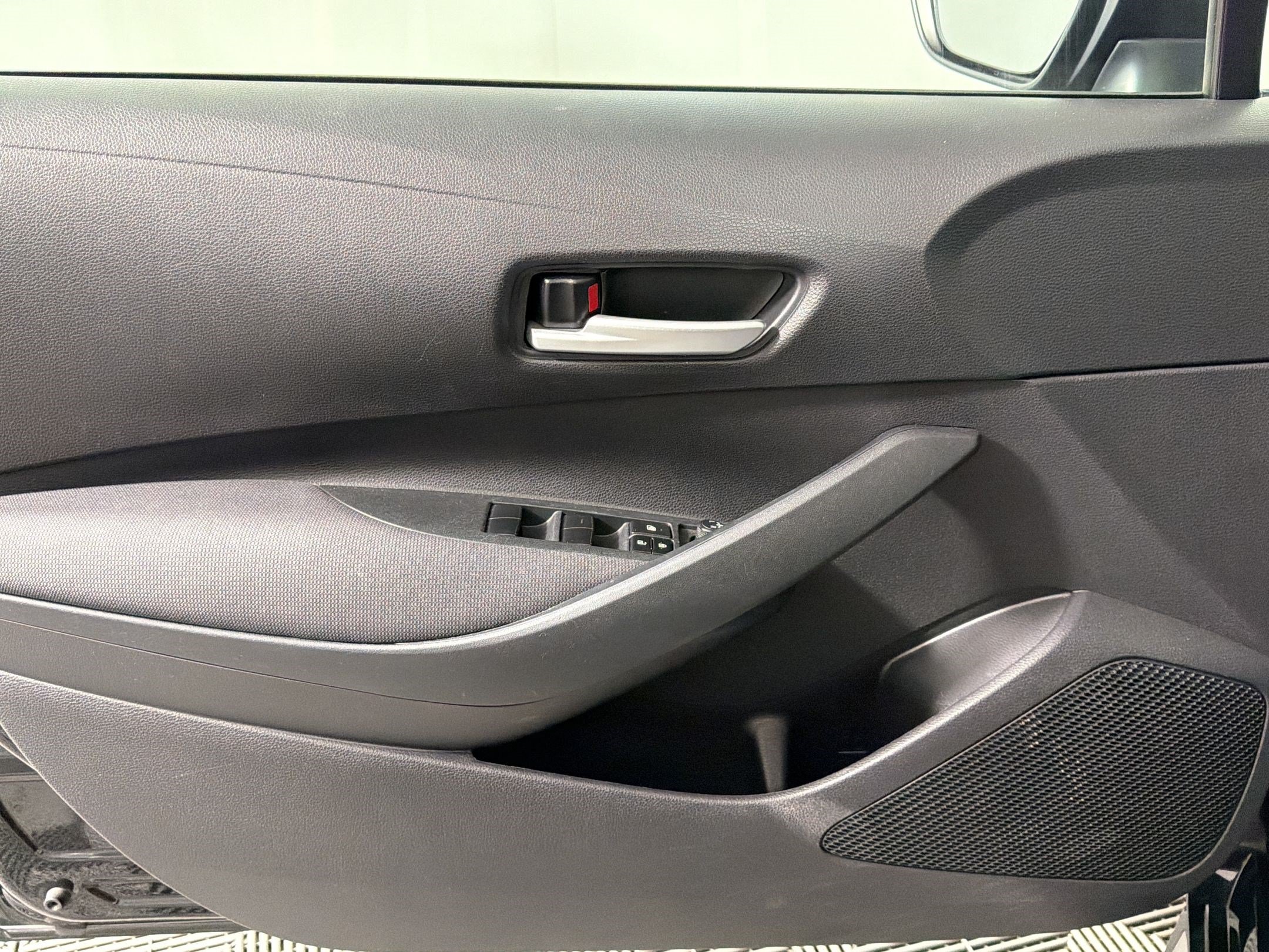 Used 2020 Toyota Corolla LE FWD image 12