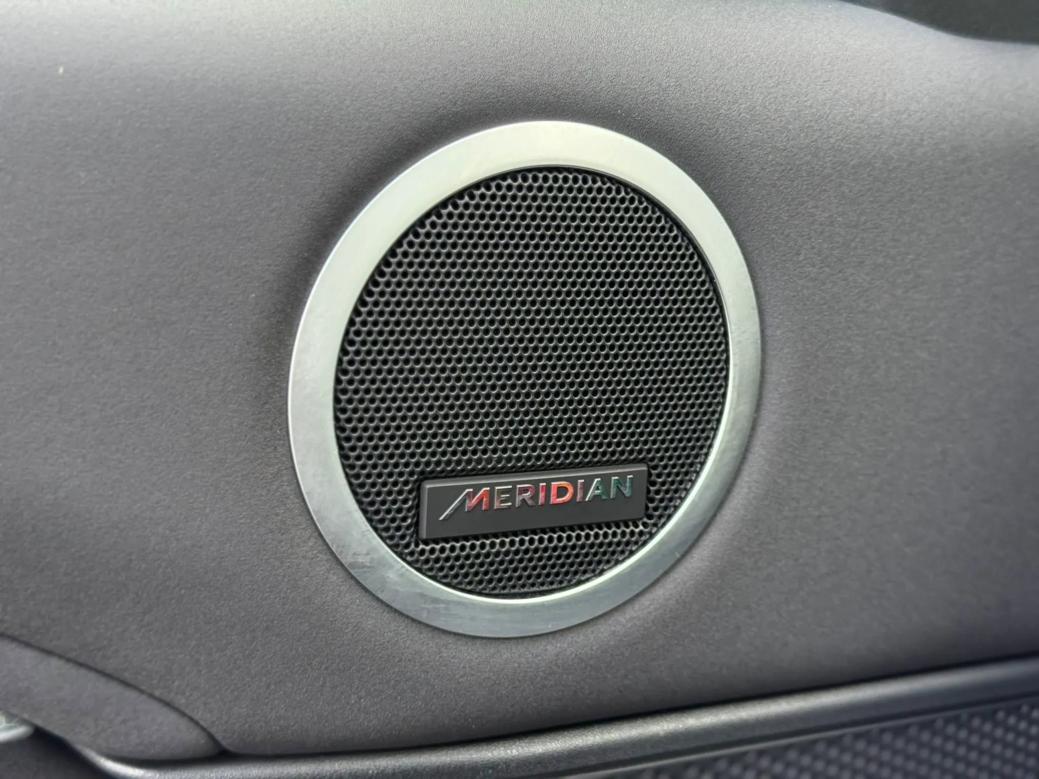 Used 2020 Land Rover Discovery Landmark image 35