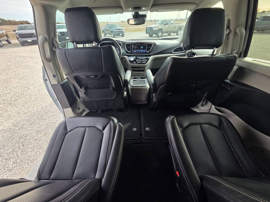 Used 2023 Chrysler Pacifica Touring-L image 23