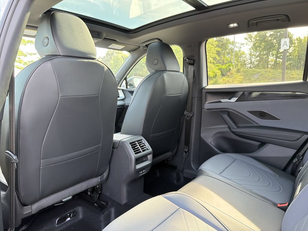 New 2026 Volkswagen Tiguan SE R-Line FWD image 12