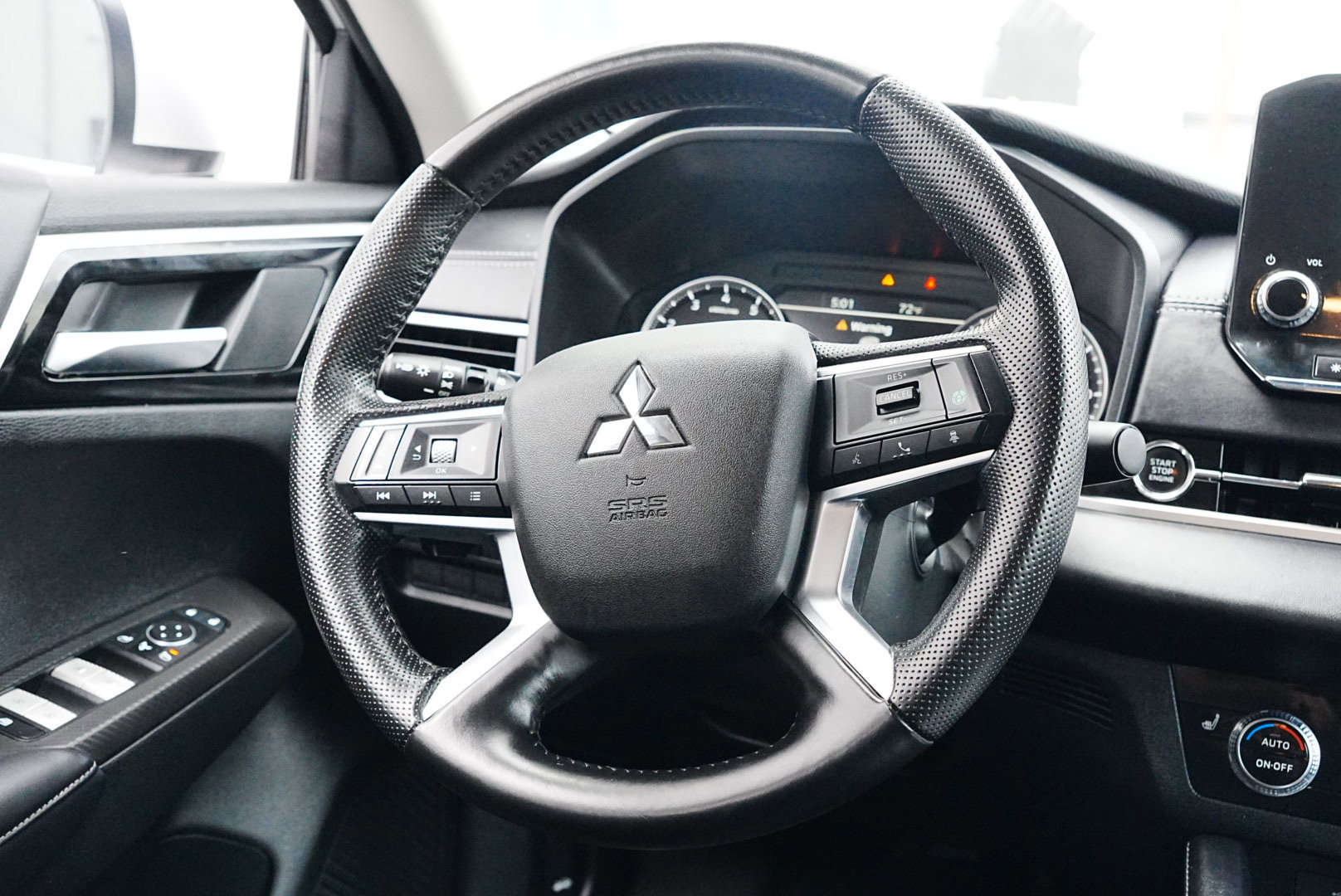 Used 2024 Mitsubishi Outlander SE image 17