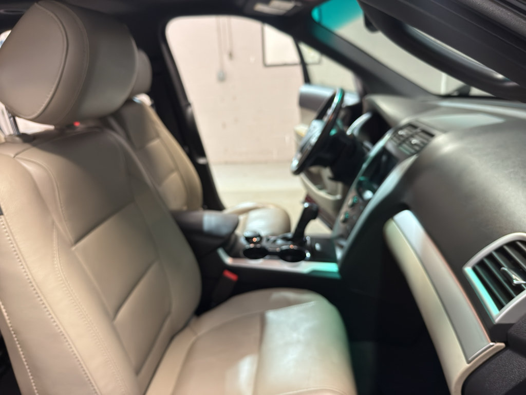 Used 2015 Ford Explorer XLT w/ Equipment Group 202A AWD/4WD image 22