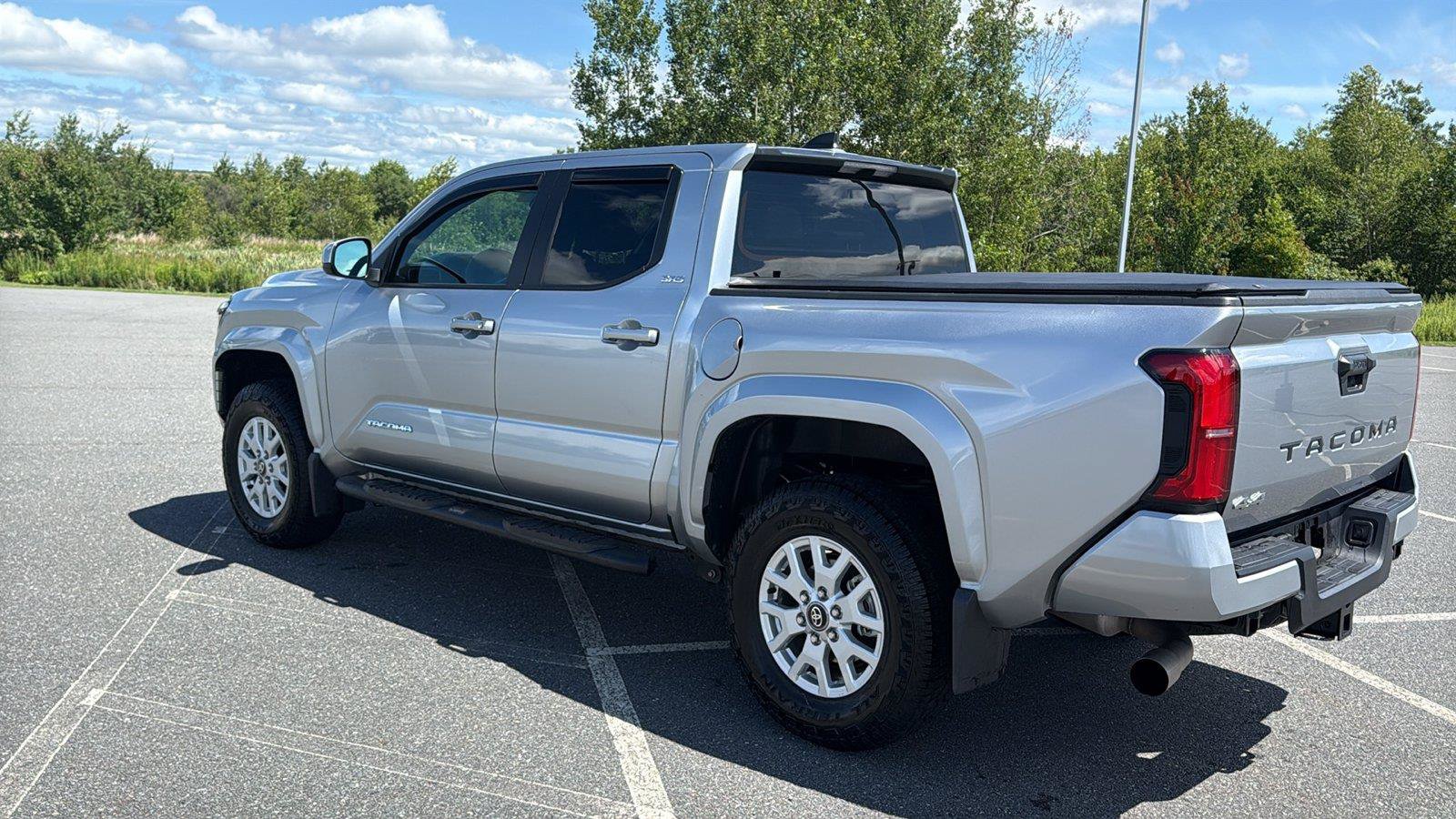 Used 2025 Toyota Tacoma SR5 AWD/4WD image 9