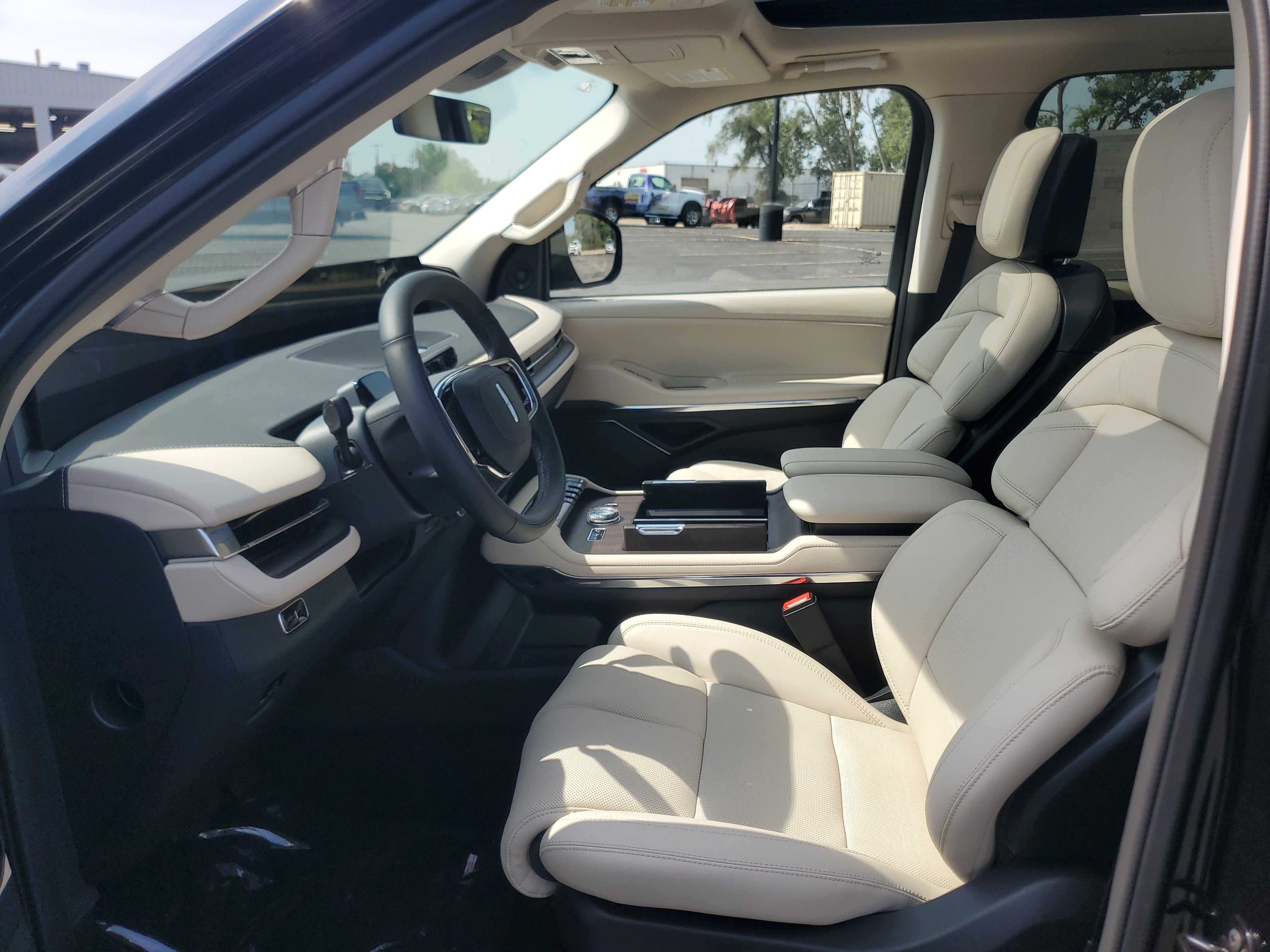 New 2027 Lincoln Navigator Reserve w/ Jet Appearance Package AWD/4WD image 12