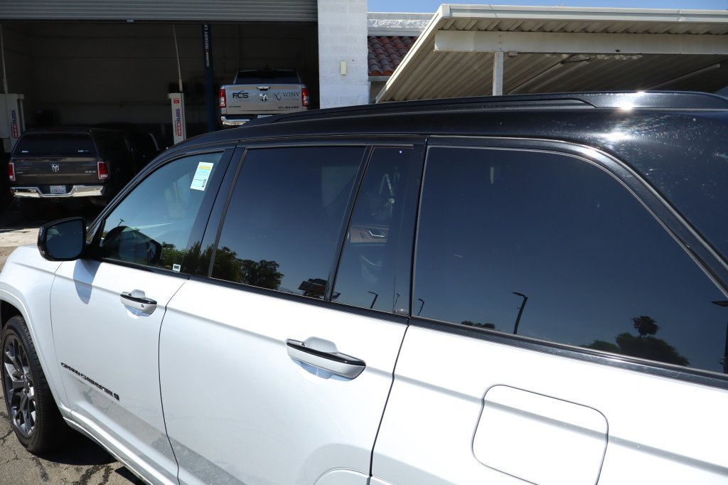 Used 2025 Jeep Grand Cherokee Summit w/ Obsidian Package AWD/4WD image 16