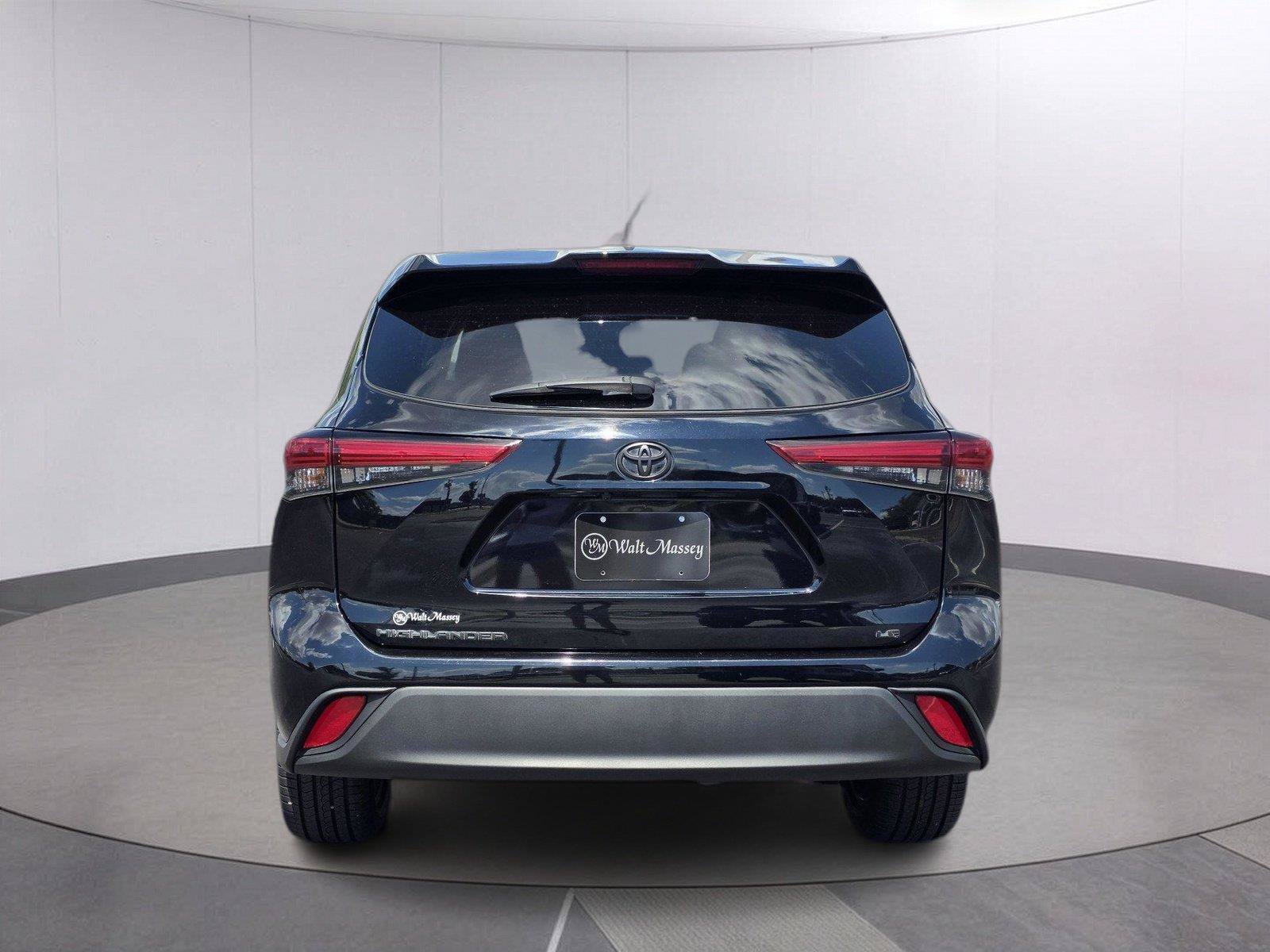Used 2023 Toyota Highlander LE FWD image 6