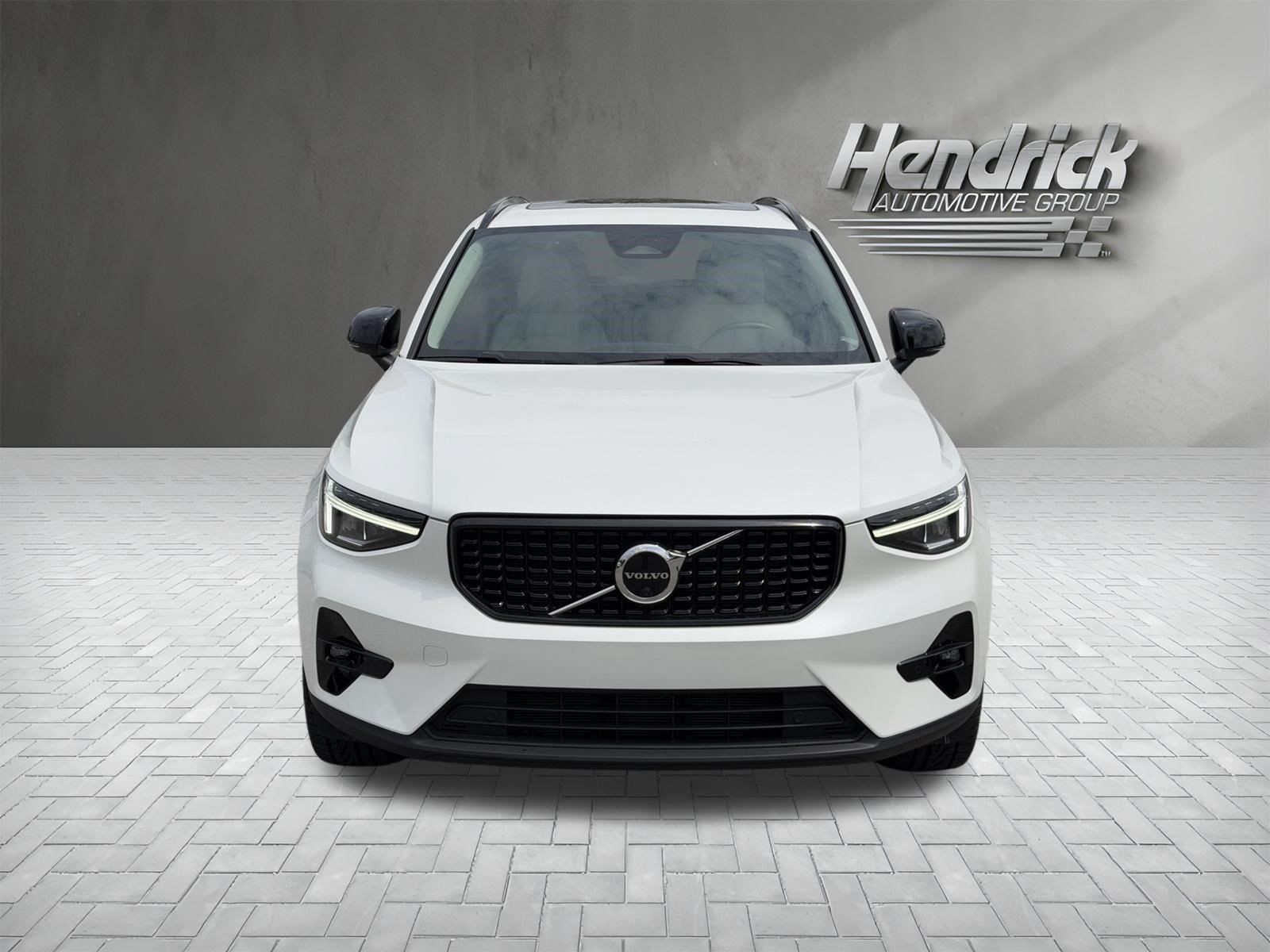 Used 2023 Volvo XC40 B4 Plus w/ Climate Package FWD image 3