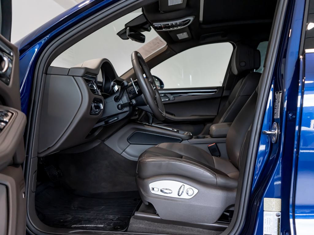 Certified 2025 Porsche Macan AWD/4WD image 4