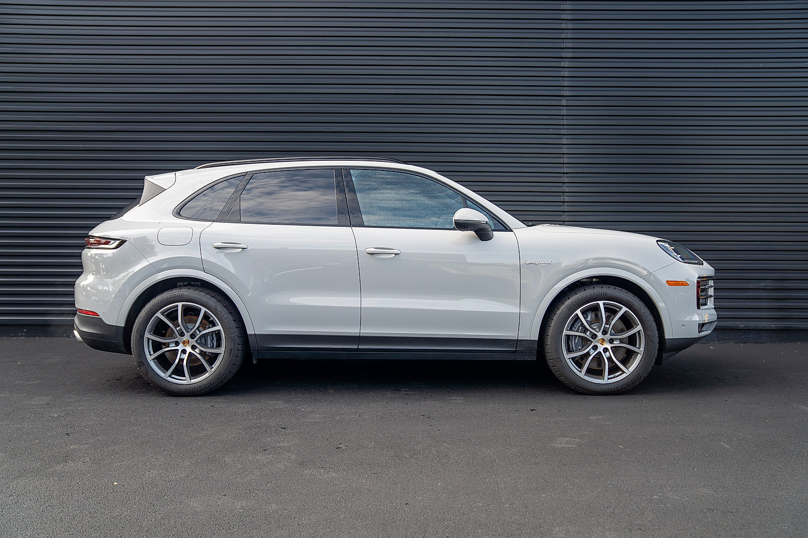 Certified 2025 Porsche Cayenne E-Hybrid w/ Premium Package Plus AWD/4WD image 28