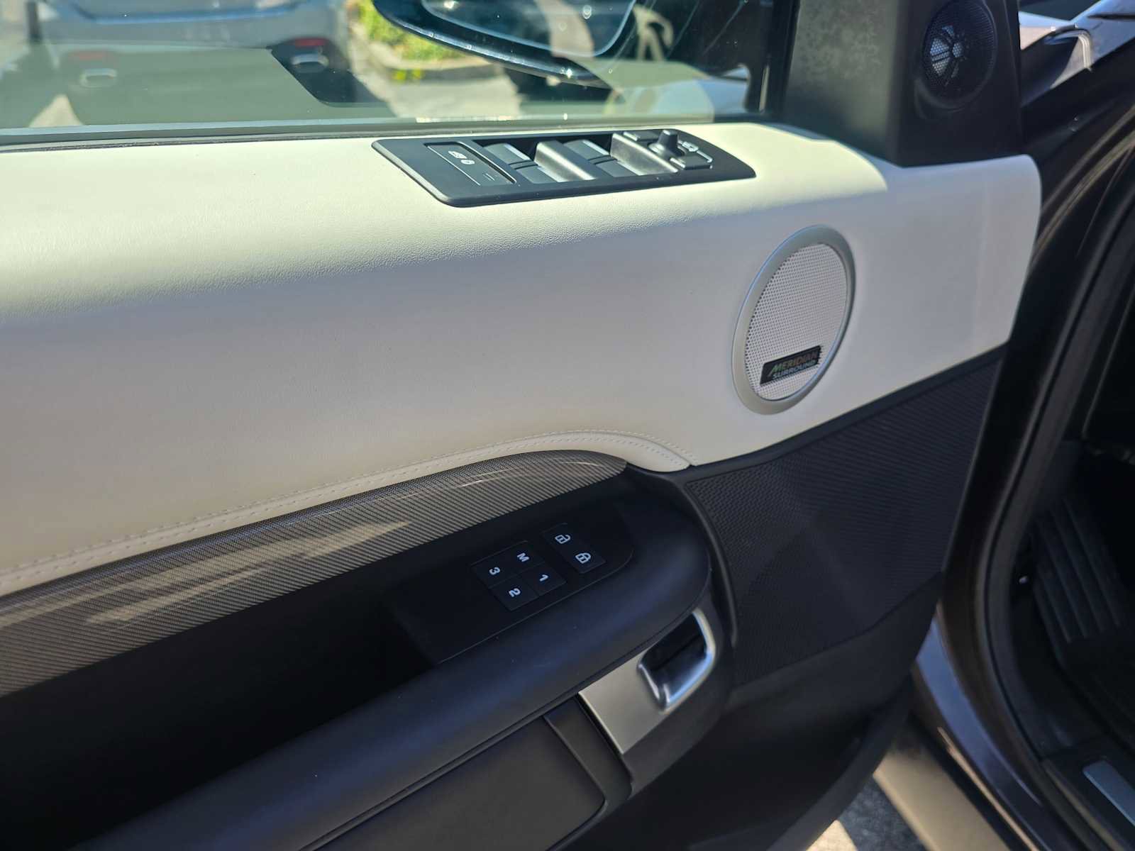 Used 2025 Land Rover Discovery Metropolitan Edition AWD/4WD image 22