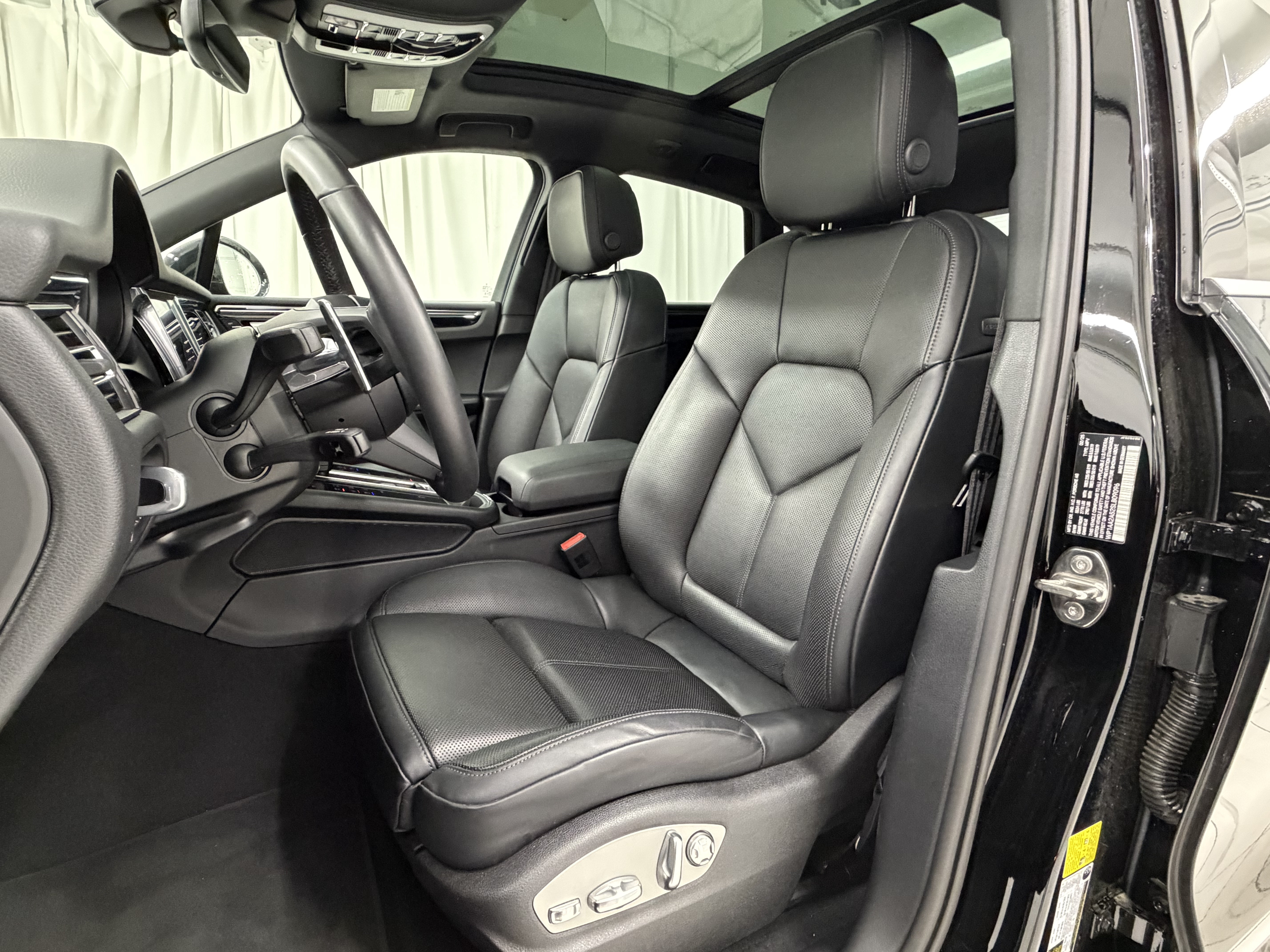 Certified 2025 Porsche Macan AWD/4WD image 30