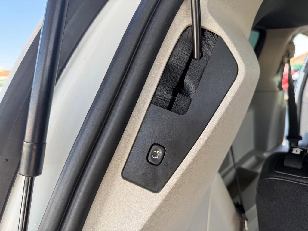 Used 2018 Dodge Grand Caravan SXT image 50