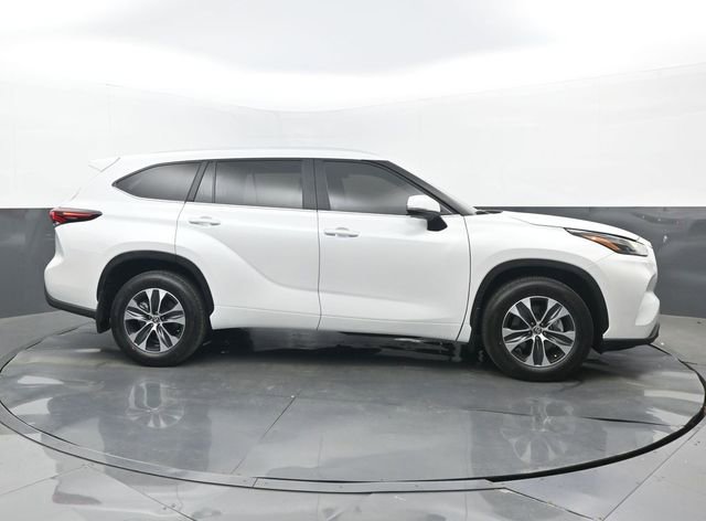 Used 2026 Toyota Highlander XLE image 2