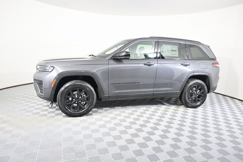 New 2026 Jeep Grand Cherokee Laredo image 2