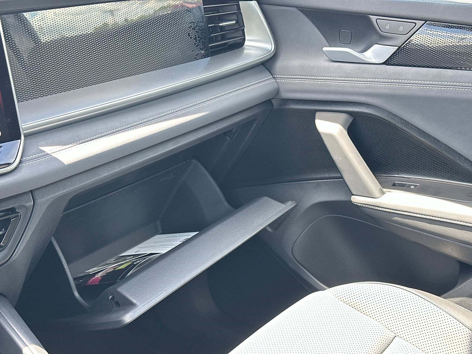 Used 2025 Volkswagen Tiguan SE w/ Panoramic Sunroof Package AWD/4WD image 31