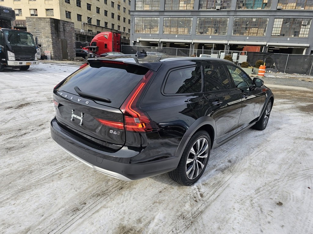Certified 2024 Volvo V90 B6 Cross Country Plus image 4