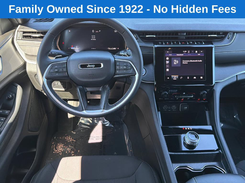Used 2025 Jeep Grand Cherokee Laredo AWD/4WD image 23