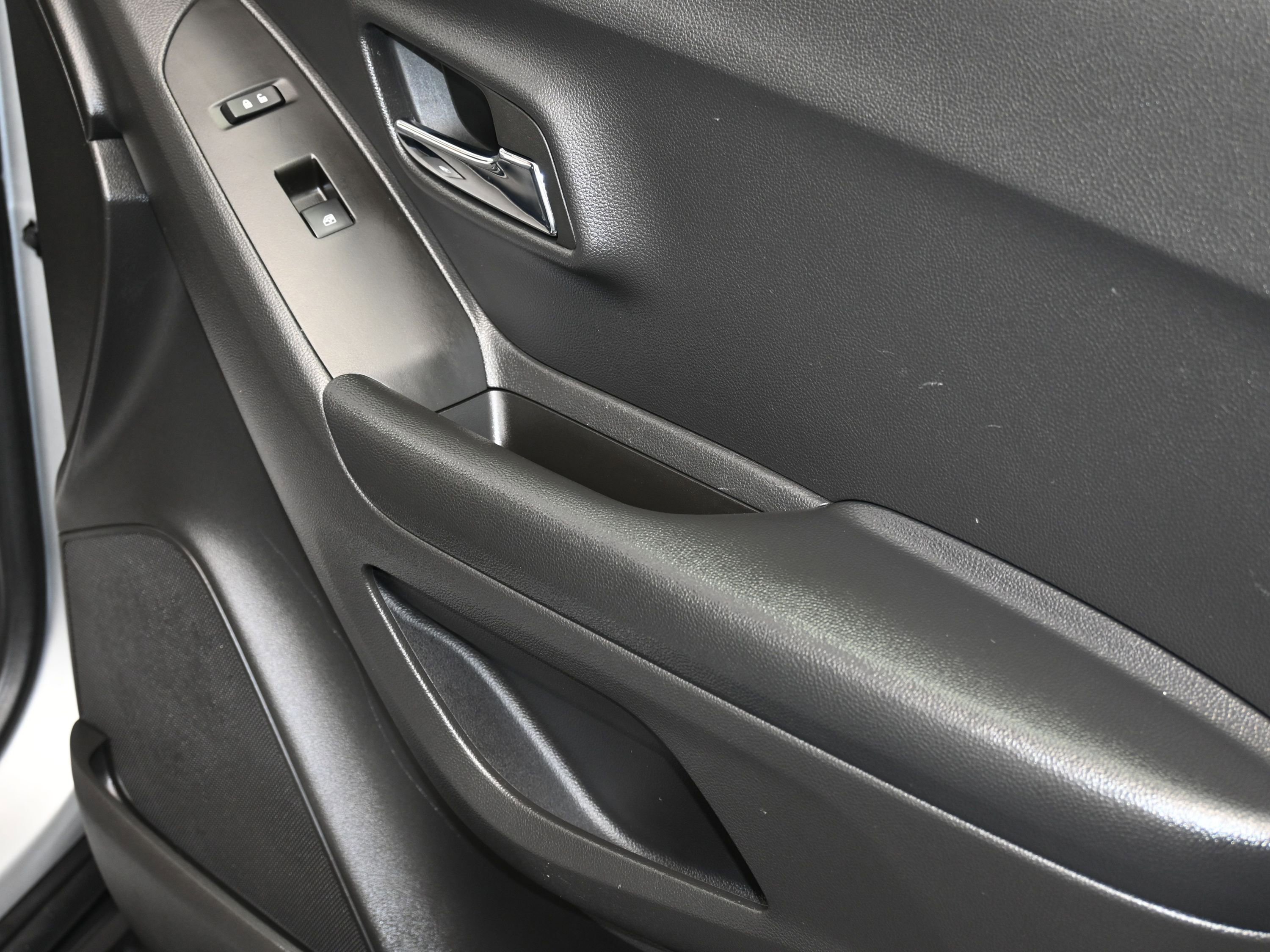 Used 2022 Chevrolet Trax LT w/ LT Convenience Package image 28