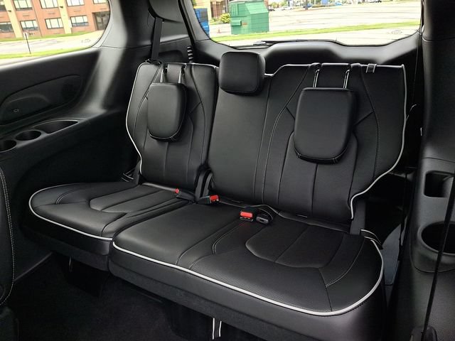 Used 2026 Chrysler Pacifica Limited w/ S Appearance Package FWD image 12