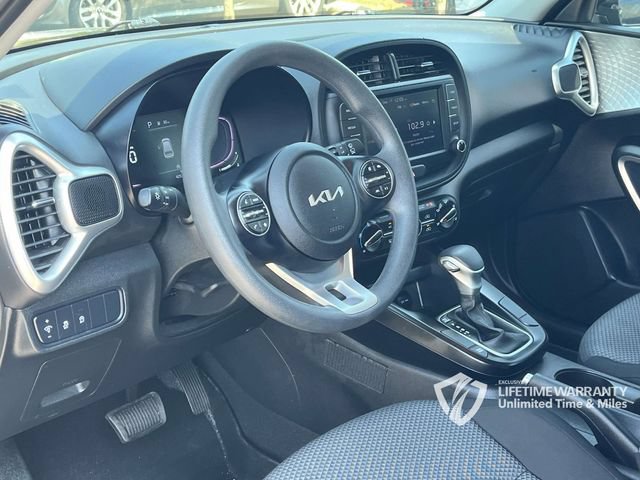 Used 2025 Kia Soul LX w/ LX Technology Package FWD image 14