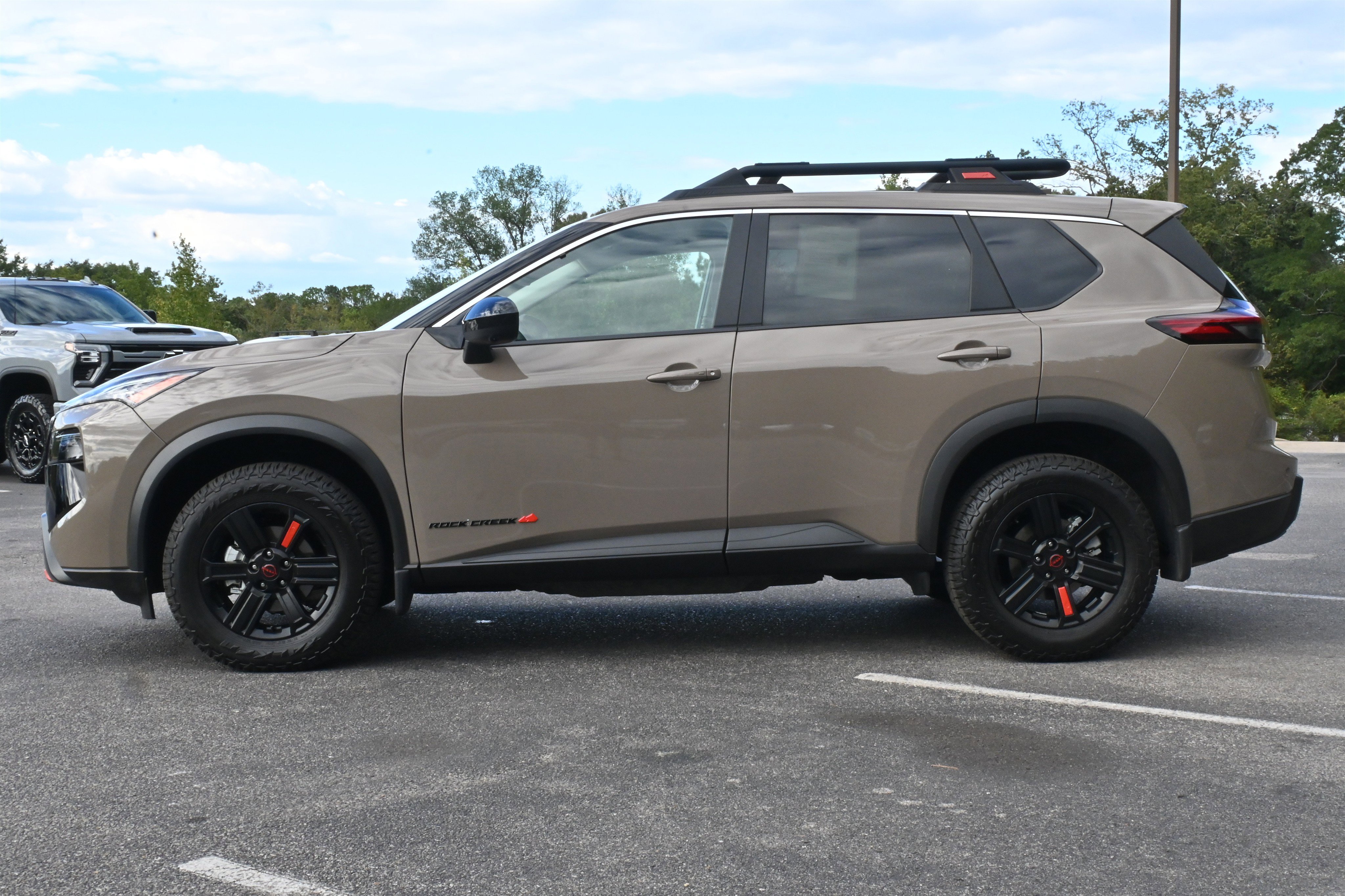 Used 2025 Nissan Rogue SV image 6