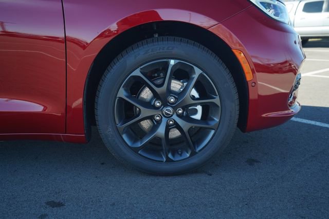 New 2026 Chrysler Pacifica Limited w/ Uconnect Theater Family Group image 44