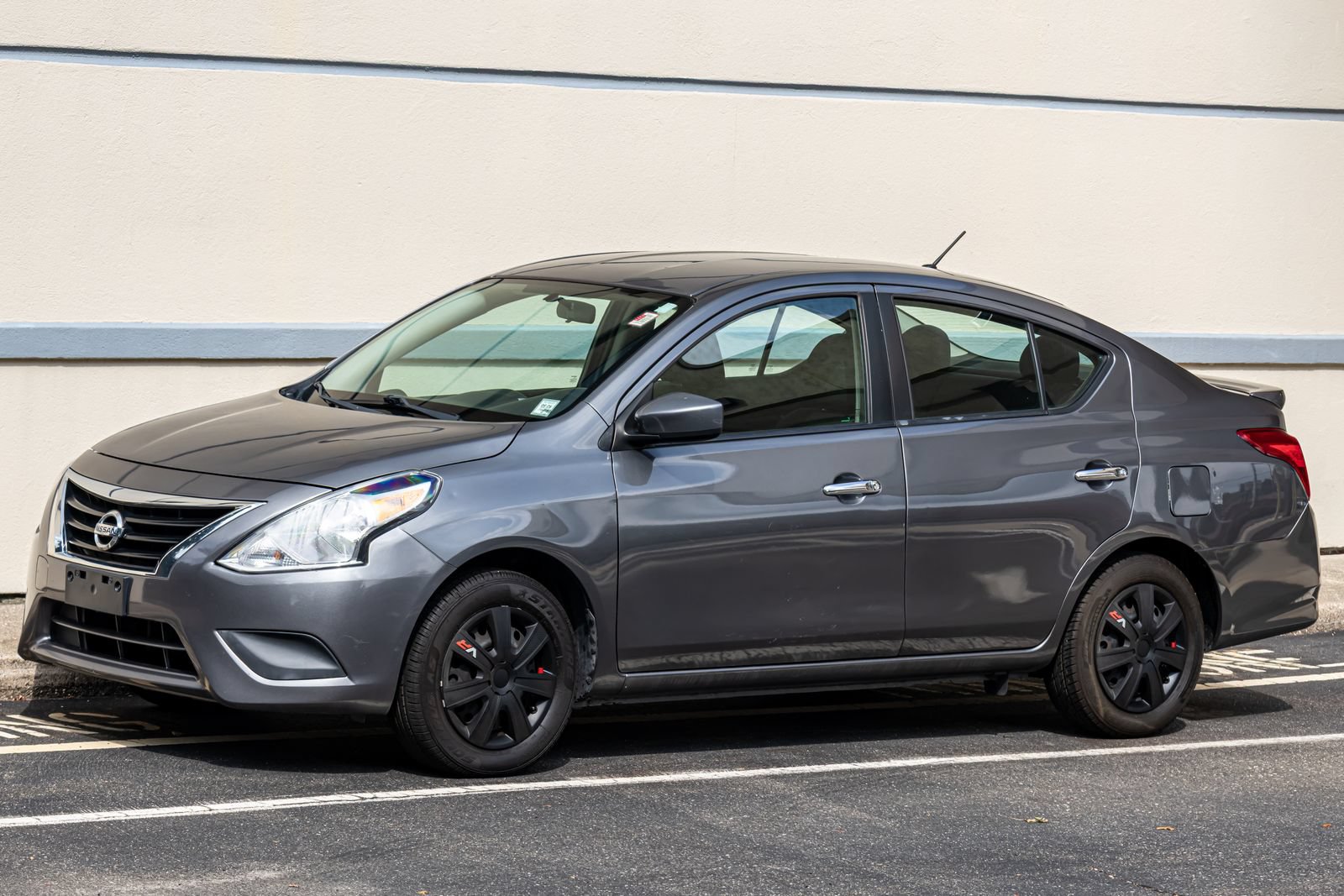 Used 2019 Nissan Versa SV FWD image 4