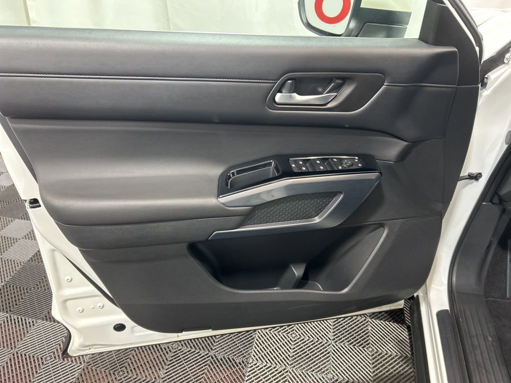 Used 2023 Nissan Pathfinder SL image 28