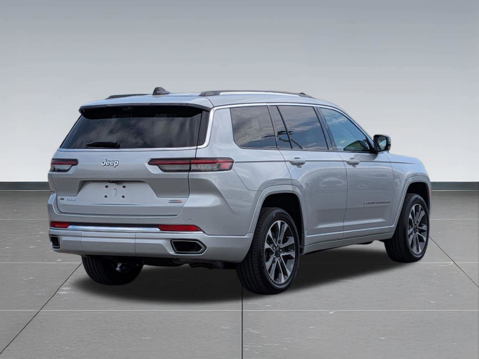 Used 2023 Jeep Grand Cherokee L Overland w/ Advanced Protech Group III AWD/4WD image 8