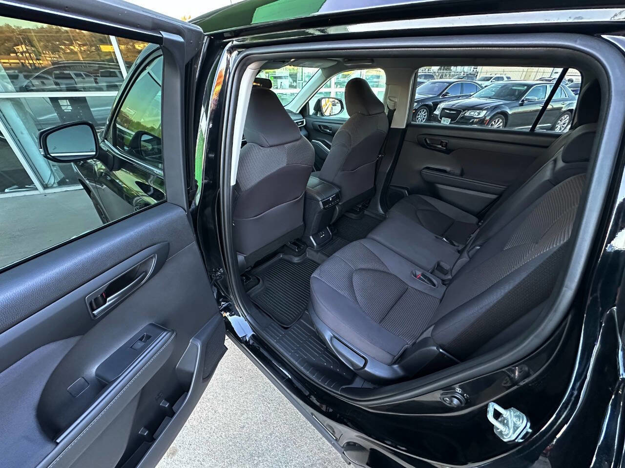 Used 2020 Toyota Highlander LE image 11