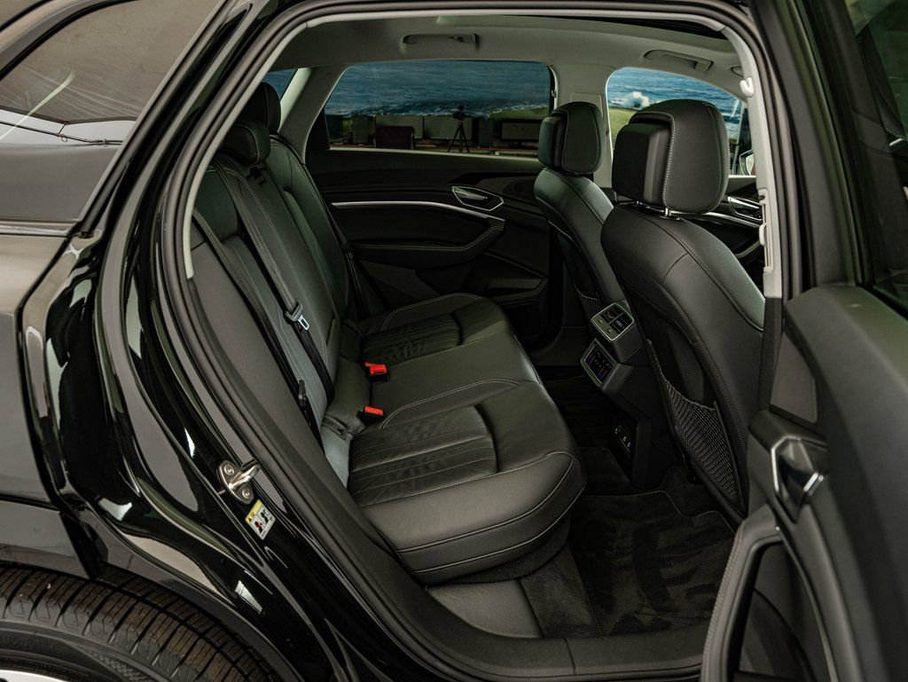 Used 2022 Audi e-tron Premium w/ Convenience Plus Package image 34