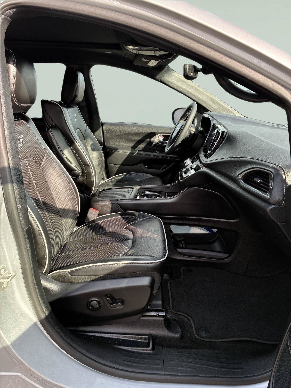Used 2024 Chrysler Pacifica Premium FWD image 17